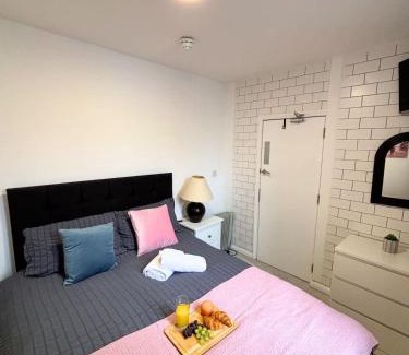 Nuneaton House | Brighton Coastal Bliss - 3 bedroom Ap for big families and group up to 10