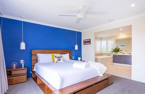 Bedfordale House | Bring the marshmallows to this luxury pool house with fireplace. Pet friendly!