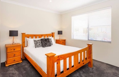 Bedfordale House | Bring the marshmallows to this luxury pool house with fireplace. Pet friendly!