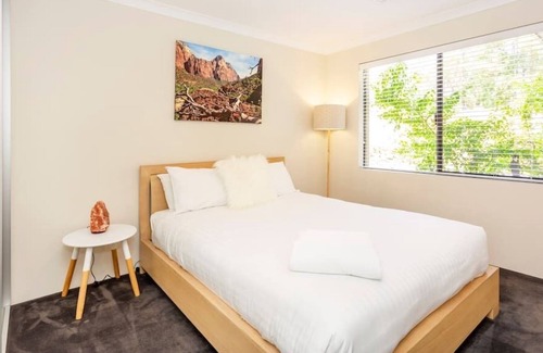Bedfordale House | Bring the marshmallows to this luxury pool house with fireplace. Pet friendly!