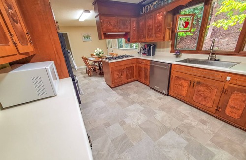 West Jefferson Cabin | Bring the Pup to Grapevine Retreat! Pet-Friendly, Perfect for Sept Adventures