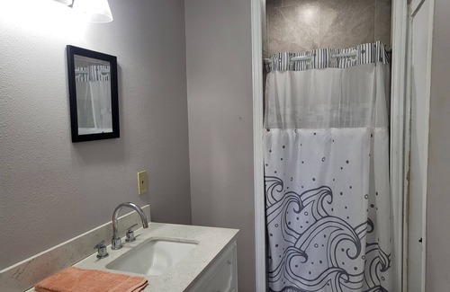 Corsicana House | Bring your Golf Clubs. House located near 4th hole of Public golf course