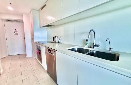 Brisbane Central Business District Apartment | Brisbane Skytower -61st Floor- luxurious Apartment with 3 bedrooms and 2 bathrooms