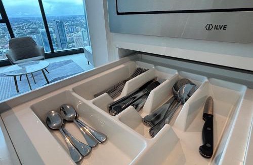 Brisbane Central Business District Apartment | Brisbane Skytower -61st Floor- luxurious Apartment with 3 bedrooms and 2 bathrooms