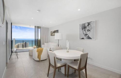 Broadbeach Apartment | Broadbeach Elegant apartment with views!