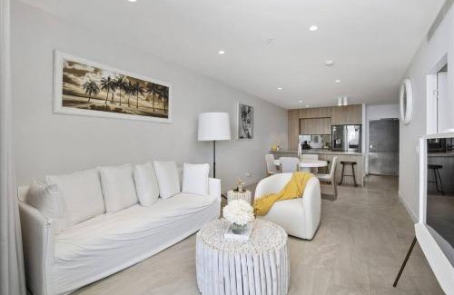 Broadbeach Apartment | Broadbeach Elegant apartment with views!