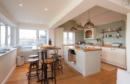 Cemaes Bay Cottage | Bron Wendon: Three bedroom pet-friendly cottage with sea views