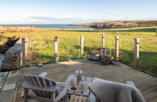 Cemaes Bay Cottage | Bron Wendon: Three bedroom pet-friendly cottage with sea views