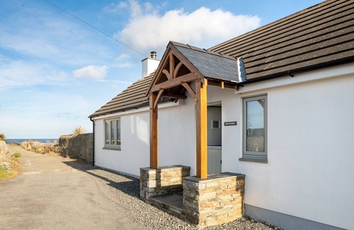Cemaes Bay Cottage | Bron Wendon: Three bedroom pet-friendly cottage with sea views