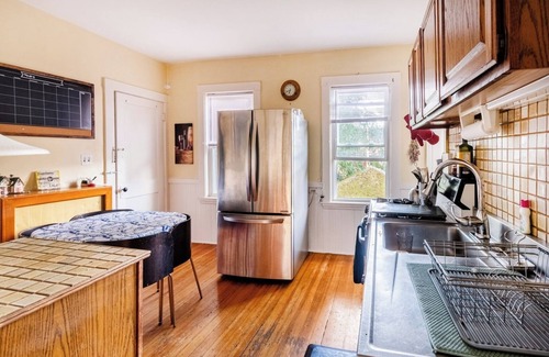 High Street Hill Apartment | Brookline 3BR Wi-fi, Grill, Parking, Near T