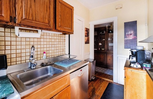 High Street Hill Apartment | Brookline 3BR Wi-fi, Grill, Parking, Near T