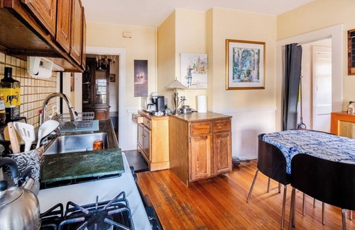 High Street Hill Apartment | Brookline 3BR Wi-fi, Grill, Parking, Near T