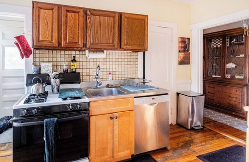 High Street Hill Apartment | Brookline 3BR Wi-fi, Grill, Parking, Near T