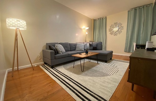 Borough Park Apartment | Brooklyn 2 Bedroom - 30 mins to Manhattan! Easy access to train!