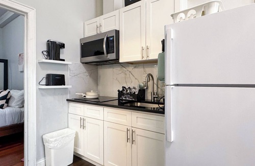 Spruce Hill Apartment | Brooklyn Vibe Meets UPenn - Stylish 1BR/Sleeps 3