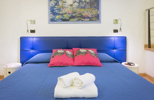 Duomo Apartment | Brunelleschi Apt next to the Duomo, A / C, washing machine. Central location