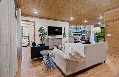 Little Flock House | Brush Creek Cottage On 112 Acres of Land Sleeps 6
