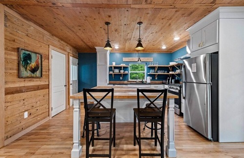 Little Flock House | Brush Creek Cottage On 112 Acres of Land Sleeps 6