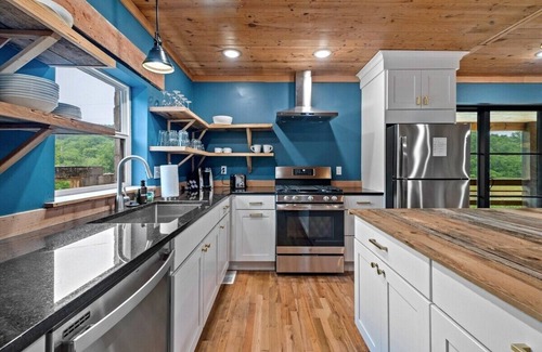 Little Flock House | Brush Creek Cottage On 112 Acres of Land Sleeps 6
