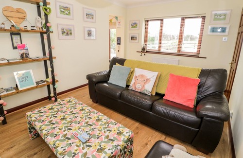 Gaerwen Cottage | BRYN COED COTTAGE, pet friendly, with hot tub in Pentre Berw