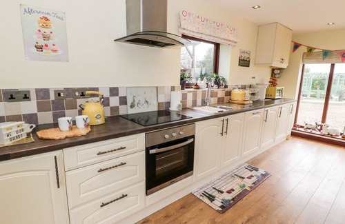 Gaerwen Cottage | BRYN COED COTTAGE, pet friendly, with hot tub in Pentre Berw