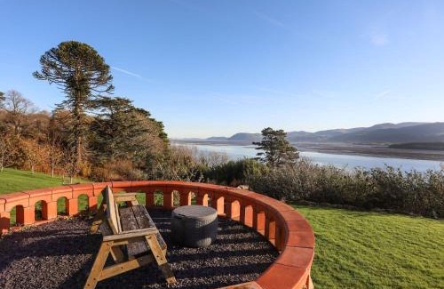 Menai Bridge Apartment | Bryn Mel Manor Straits View