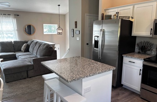 Dry Ridge House | Bud's Place: Family Friendly Spacious 5-bedroom 3 bath house with 3 KING BEDS