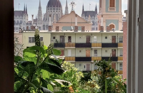 Budapest City Centre Apartment | Buda Super Panorama view to the Parliament, 5 min from the metro, tram or busn