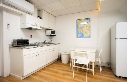 Queens Apartment | Budget Comfort Home on Main St with Free Parkings