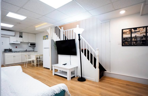 Queens Apartment | Budget Comfort Home on Main St with Free Parkings