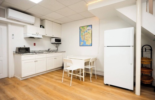 Queens Apartment | Budget Comfort Home on Main St with Free Parkings