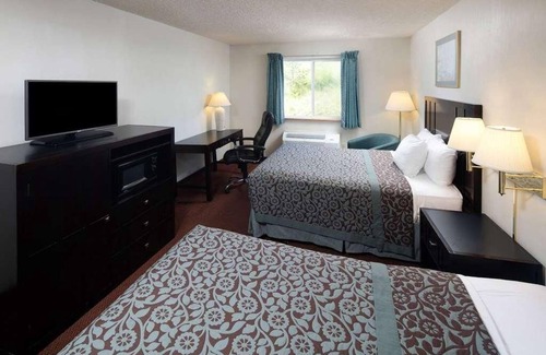 Sequim Resort | Budget-Friendly Accommodations with Free Parking, Wifi, and Pool