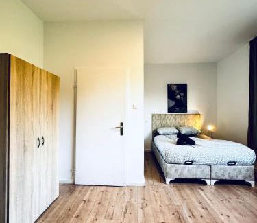 Meidling Apartment | Budget-Friendly House with Patio & Garden for 34P