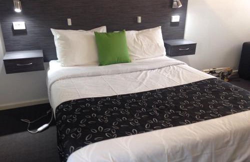 Hamilton Hotel | Budget on the Lake