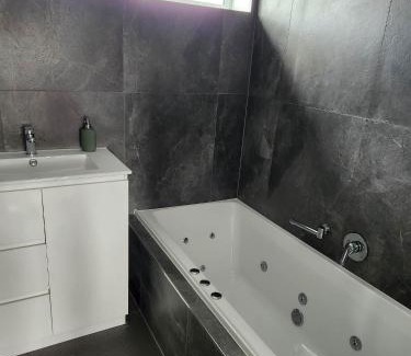 Hamilton Hotel | Budget on the Lake