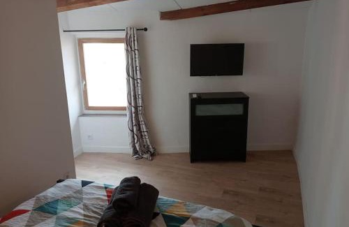 Hyeres City Centre Apartment | BudgetBnb petit duplex centre médiéval