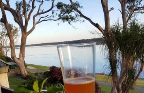 Budgewoi House | Budgewoi Front Lake Oasis
