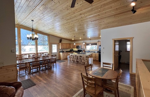 West Yellowstone House | Buffalo Creek Cabin 420, 8 Bedrooms 5 Baths 2 Minutes to Yellowstone Entrance
