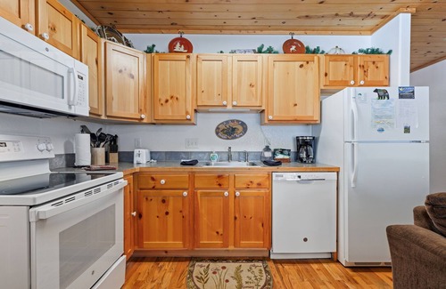 Fall River Estates Condo | Bugle Pointe B18 (Private Hot tub) River Views!