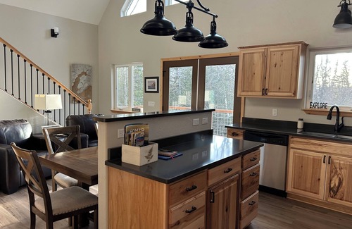 Kalifornsky House | Built in 2021. Beautiful Wooded Lot. Minutes to Kenai, Soldotna & Kasiloff.