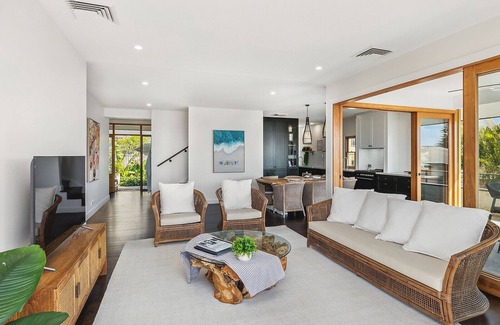 Blue Bay House | BULA BLUE - Sleeps 13, Blue Bay Beach
