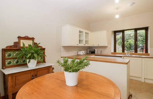 Mortimers Cross Cottage | BULLFINCH COTTAGE, pet friendly, with open fire in Kingsland