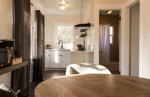 Mariposa Apartment | Bullion Street Cottages. El Capitan 1/2 BLOCK WALK TO ALL (#1)