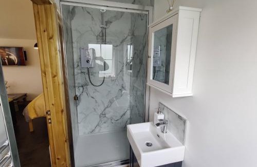 Bootle Ski Chalet | Bumble Bee Cabin