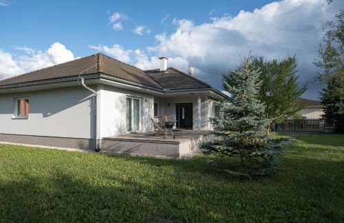 Golcuv Jenikov House | Bungalov u řeky a lesa