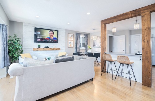 Jasper Place House | Bungalow Bliss»Central AC»Walk to WEM»Fun for All!