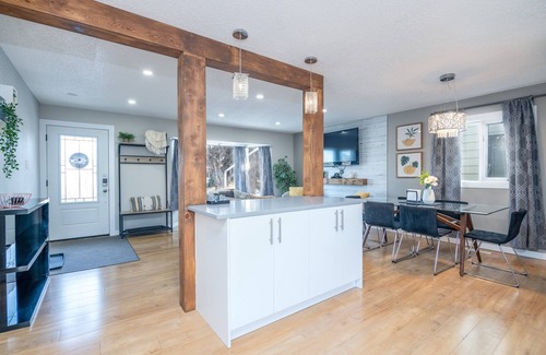Jasper Place House | Bungalow Bliss»Central AC»Walk to WEM»Fun for All!