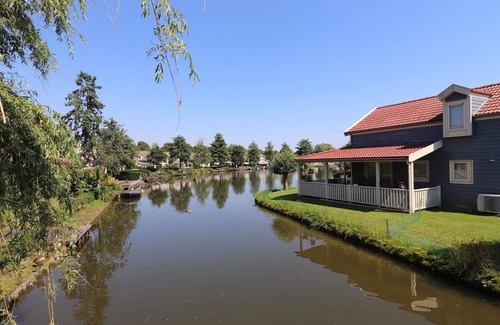 Municipality of Nissewaard House | Bungalow by Water near Rotterdam
