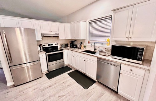 Southwest Calgary House | Bungalow | Upper Level | CT Train | Spruce Meadow