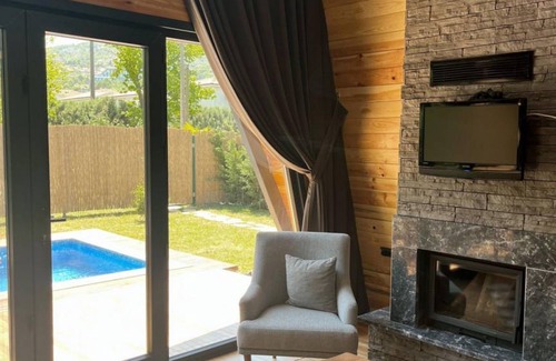 Serdivan House | Bungalow with Pool, Jacuzzi in Bedroom in Sapanca
